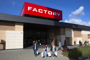 Najmłodszy warszawski outlet FACTORY Annopol,   jedyny w Polsce ze stacją metra w sąsiedztwie,   świętuje 10. rocznicę powstania