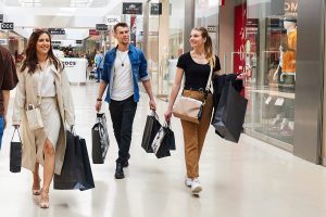 Badanie NEINVER: 80% klientów obiektów handlowych w Polsce   kupuje w outletach